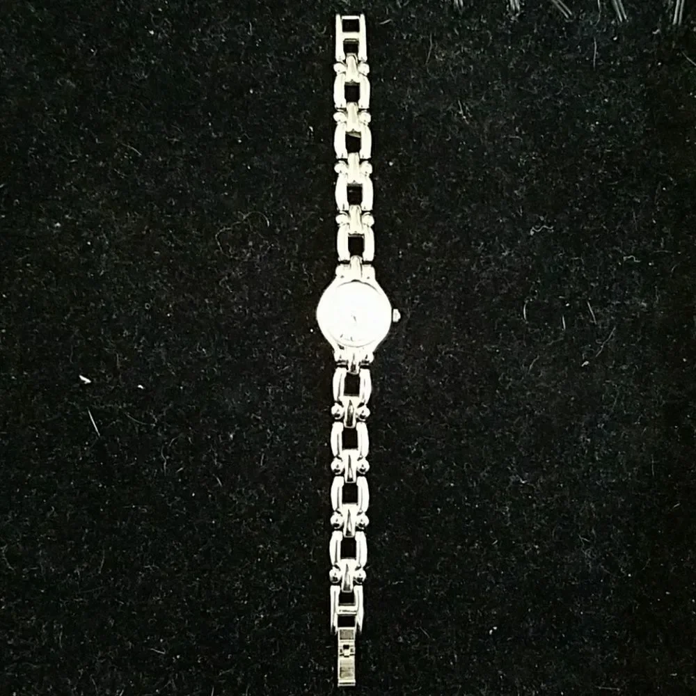Women's Silver Tone Linked Bracelet Fashion Watch Elegant Stylish Quartz